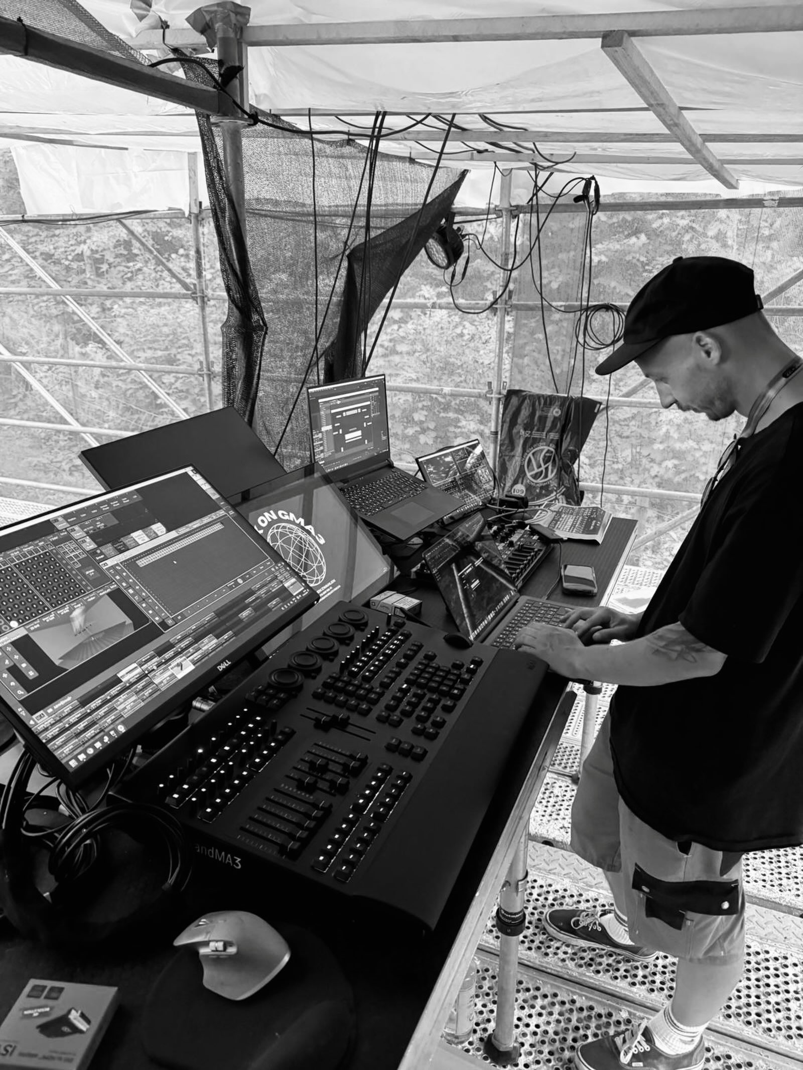 Florian Burkhalter au travail à une régie lumière